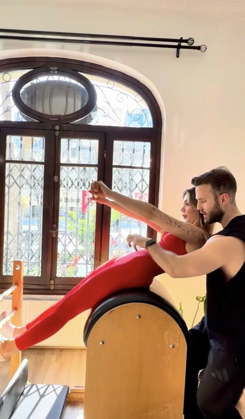 Eğitmen eşliğinde birebir Pilates dersi, ladder barrel üzerinde