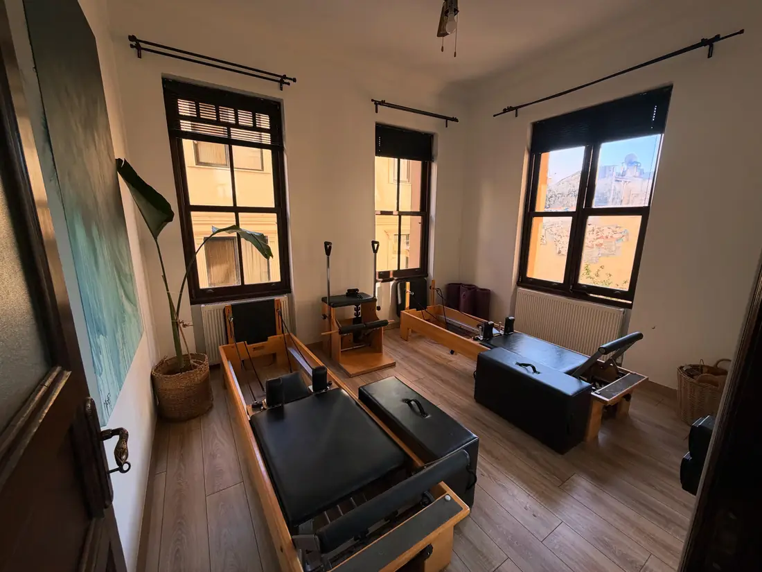 Reformer cihazları bulunan Pilates odası